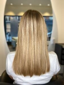Balayage miel effet caramel sur cheveux longs, reflets chauds