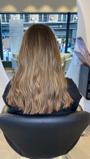 Balayage miel caramel sur cheveux longs – expertise coloriste à Lille