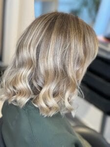 Blond lumineux effet balayage sur carré ondulé, coiffure wavy naturelle chez un coloriste à Lille