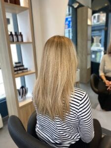 Balayage miel sur cheveux longs bruns : éclaircissement progressif