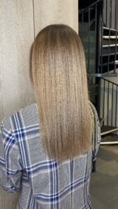 Femme avec balayage miel lumineux : mèches fines et rendu naturel