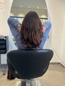 Cheveux longs bruns ondulés, couleur chocolat lumineuse au salon de coiffure La Maison du Coloriste Lille