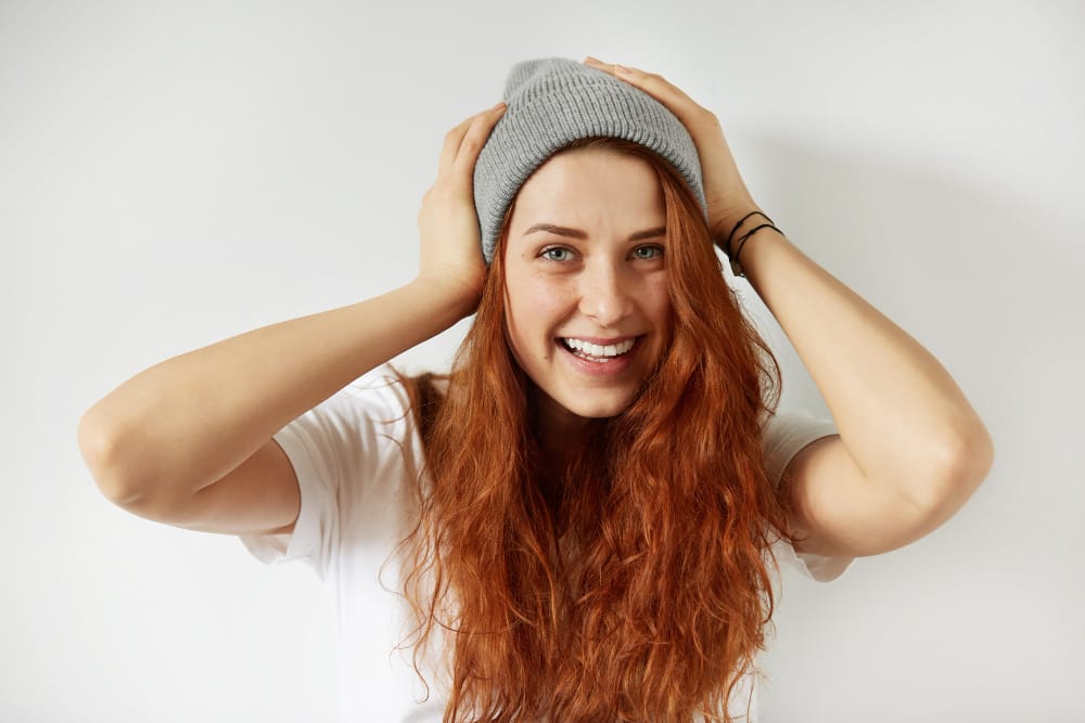 femme sui a le cuir chevelu sensible