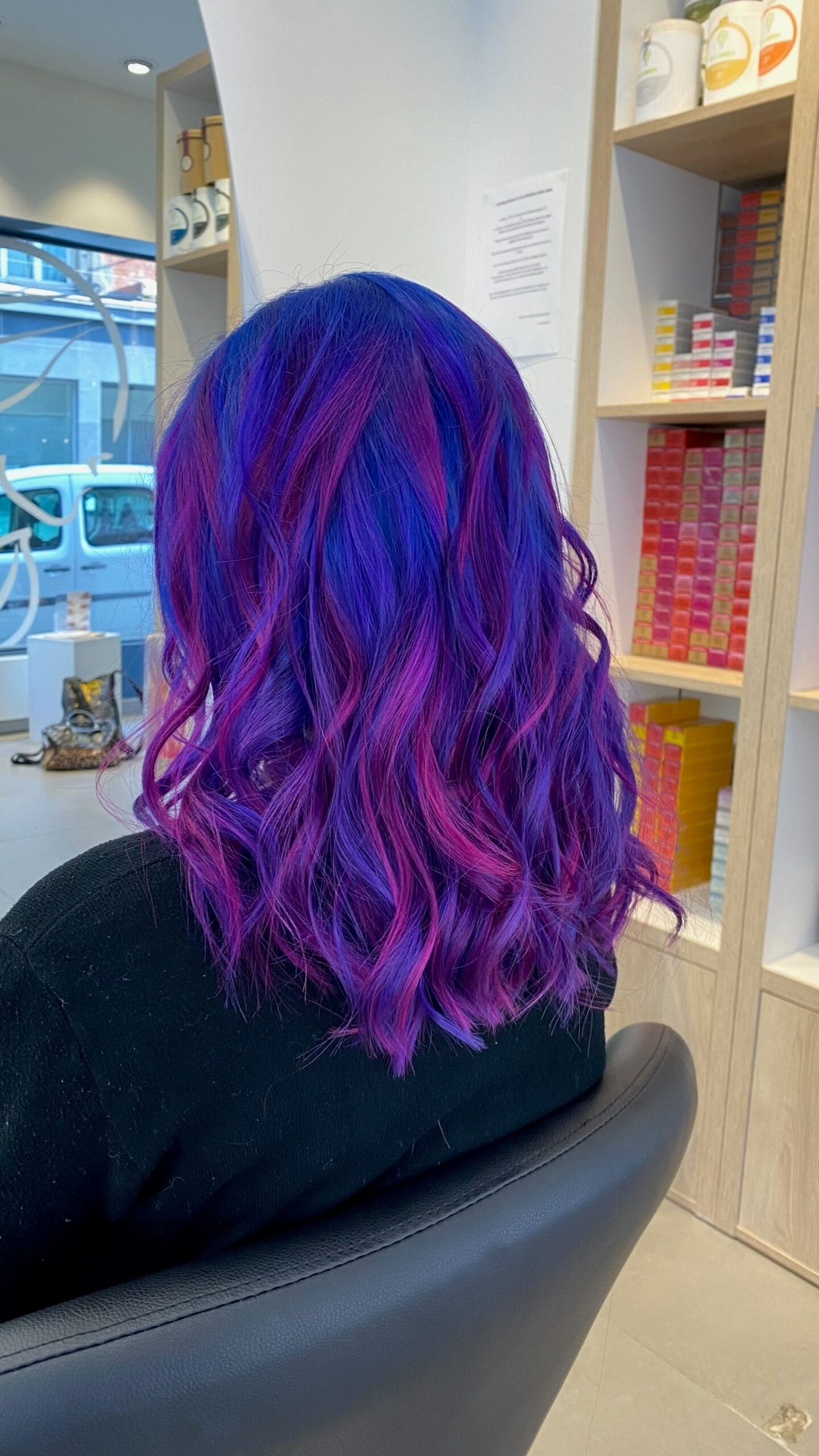 Coloration violette à Lille : cheveux bleu-violet avec mèches fuchsia – réalisation salon de coiffure lille