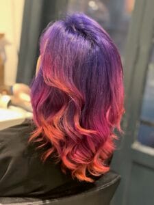 couleur-galaxy-lille Coloration créative à Lille : cheveux violet profond avec reflets rose et pointes cuivrées