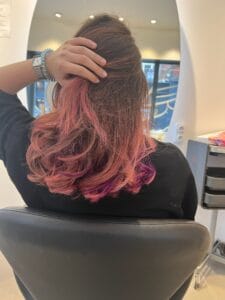 Underlight rose et violet à la nuque sur cheveux marrons