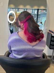 Underlight rose magenta à la nuque sur cheveux foncés