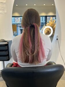 Underlight sur cheveux lisse révélant une sous-couche colorée rose poudré