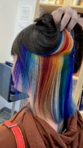 Underlight arc-en-ciel caché sous cheveux courts