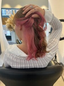 Underlight discret sous la masse sur cheveux bruns