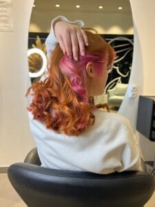 Underlight rose à la nuque sur cheveux roux