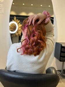 Underlight rose discret sous la masse sur cheveux cuivrés