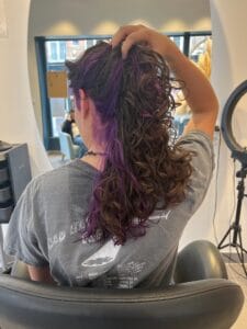 Underlight violet sur cheveux longs bouclés