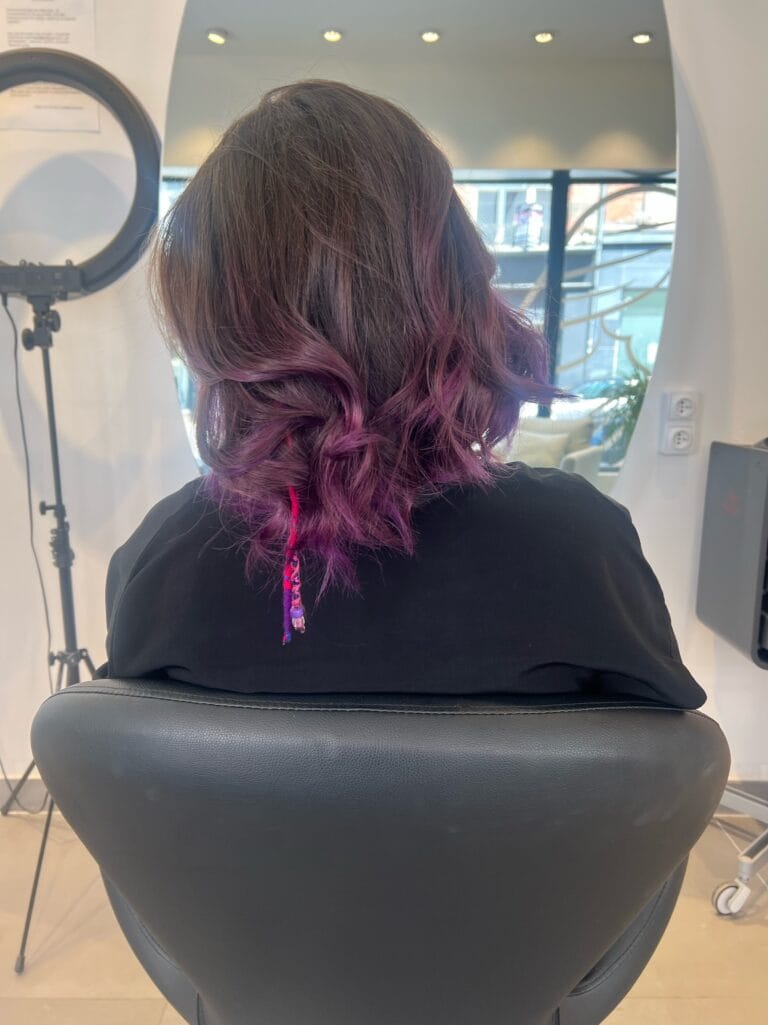 Underlight sur cheveux courts : mèches dessous colorées à la nuque