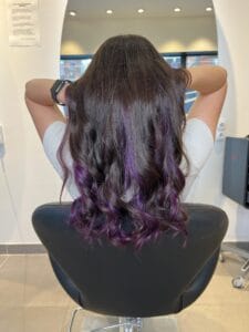 Underlight visible : cheveux attachés, contraste marqué à la nuque