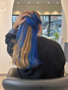 Underlight bleu turquoise caché sous cheveux blonds