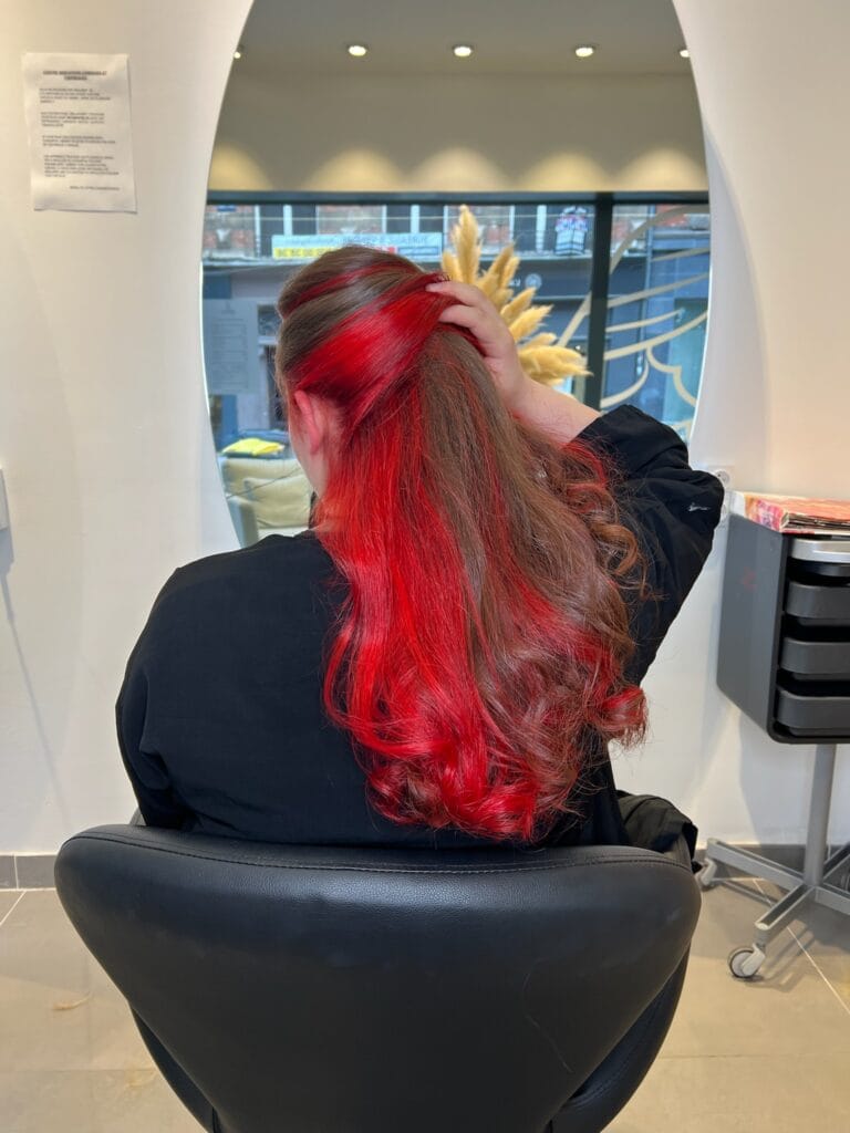 Underlight rouge cerise à la nuque sur cheveux bruns