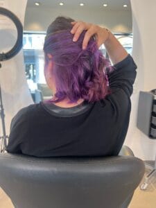Underlight pastel lilas visible en mouvement sur cheveux