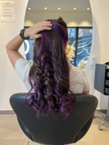 Underlights violet sous la chevelure sur cheveux châtains