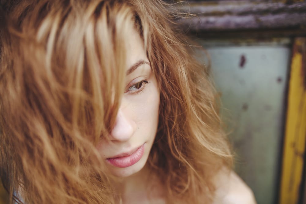 femme qui réalise une routine cheveux colorés hairborist