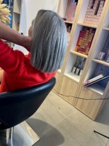 Grey blending à Lille : sur cheveux blonds, on fond les cheveux blancs sans effet racines et on garde un blond lumineux. Diagnostic + RDV.