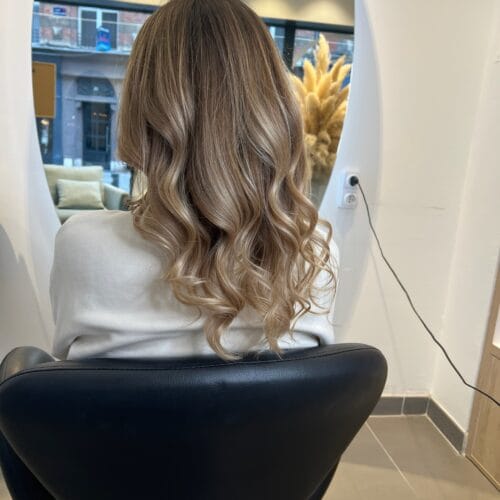 Balayage blond doux avec repousse naturelle réalisé par un coiffeur à Lille