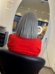 Grey blending à Lille sur base blonde : avant/après fondu naturel des cheveux blancs