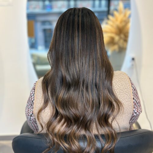 Coloration cheveux longs avec rendu naturel réalisée en salon de coiffure à Lille