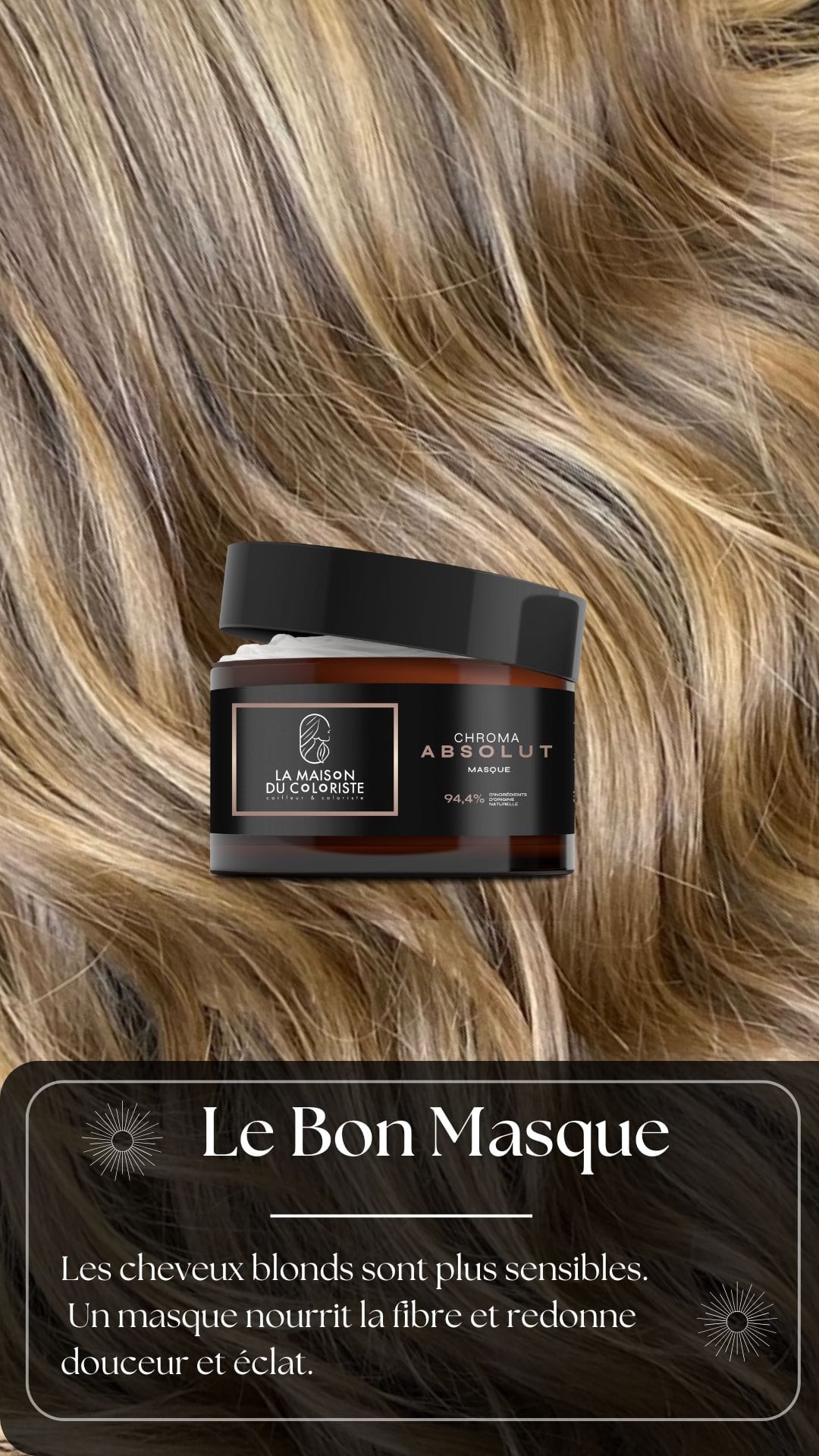 Masque nourrissant pour cheveux blonds utilisé par un coloriste à Lille pour hydrater la fibre capillaire et maintenir un blond lumineux après balayage.