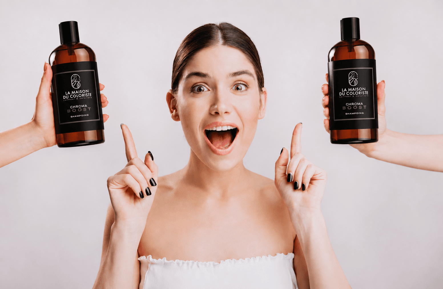 Coiffeur Lille – Shampooing Chroma Boost La Maison du Coloriste présenté dans une mise en scène premium. Ce shampoing professionnel hydrate intensément les cheveux colorés, protège l'éclat de la coloration et apporte douceur, brillance et souplesse. Disponible chez votre coloriste expert à Lille, Place Rihour, spécialiste de la coloration, du balayage et des soins capillaires professionnels.